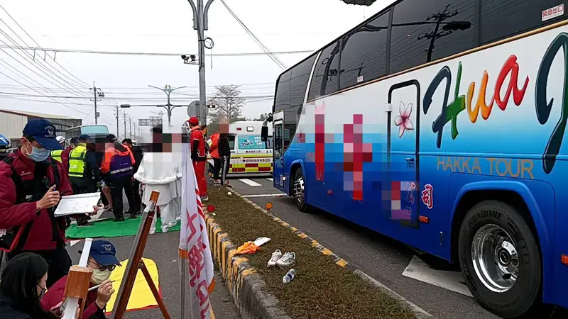 嘉義縣新港鄉16日上午發生進香團遊覽車連環追撞事故，造成24人受傷送醫。(圖/民雄分局提供)