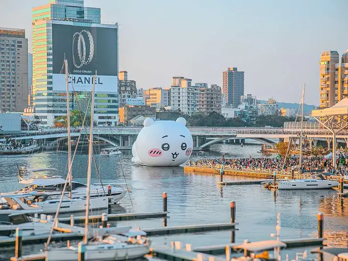 高雄冬日遊樂園於2月16日閉幕，吉伊卡哇與小八貓當日下午將游回17號碼頭，與兔兔合體和民眾說再見。（記者吳文欽攝）