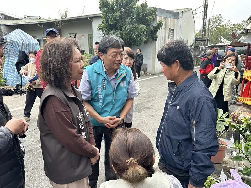 嘉義縣副縣長劉培東、中埔鄉長李碧雲等人前往關懷慰問，並發放蕭童死亡救助金20萬元。（圖/嘉義縣政府提供）