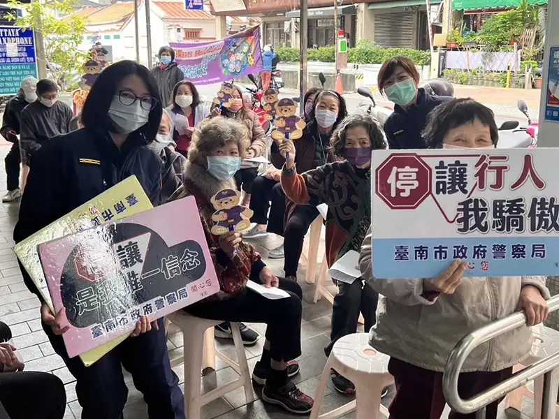 增購流感疫苗今開打，台南市警察局第五分局藉排隊人潮宣導長者交通安全與反詐騙。(圖/第五分局 提供)