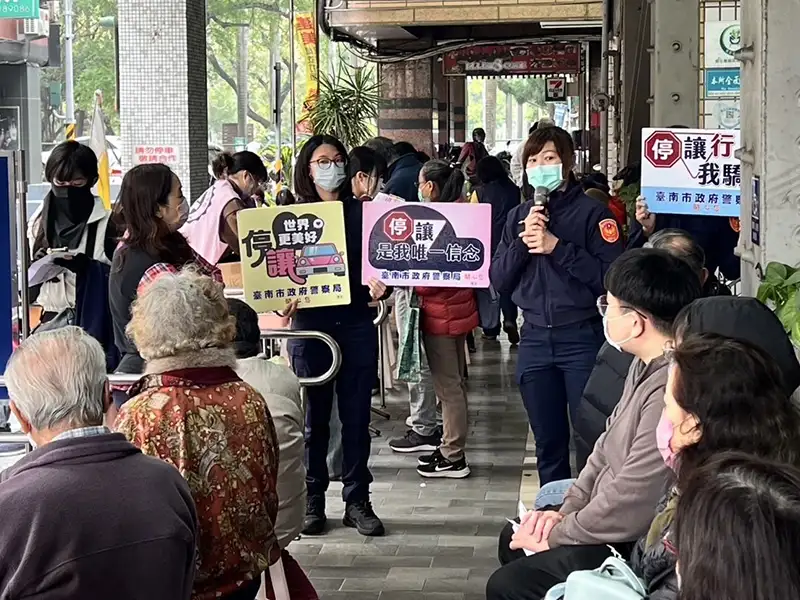 增購流感疫苗今開打，台南市警察局第五分局藉排隊人潮宣導長者交通安全與反詐騙。(圖/第五分局 提供)