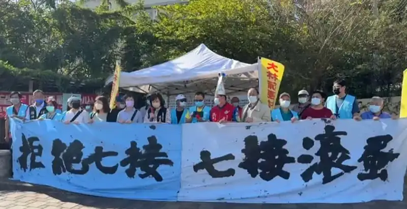 市議員陳麗娜表示，反對七接，她和大林蒲的居民已經抗爭三年了，大林蒲的正義，何時歸位？（記者吳文欽攝）