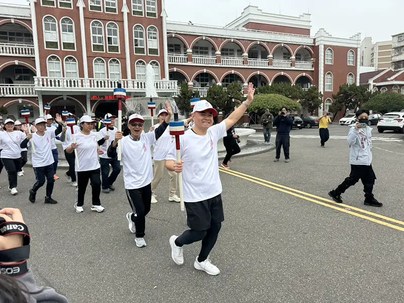 全台創校最悠久的長榮中學，今日上午舉行「跨139邁向百世」的聖火傳遞活動。（記者張振興攝）