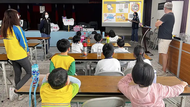 學童參訪警局認識警察角色及相關裝備等，警方同時宣導犯罪預防、交通安全觀念。(圖/第五分局提供)