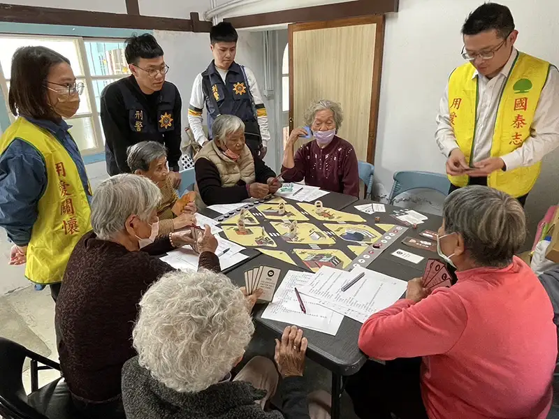 朴子警創意桌遊宣導 長者攜手破解詐騙陷阱