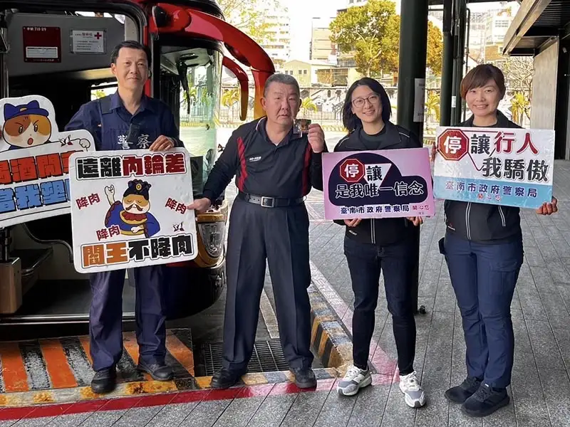 大型車事故頻傳 南市警五分局攜廟宇送平安符 盼駕駛遵守安全規範。(圖/南市警察局 提供)