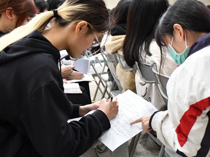 學校課程導入失智識能，提升學生同理心與關懷意識。(圖/嘉義市衛生局)