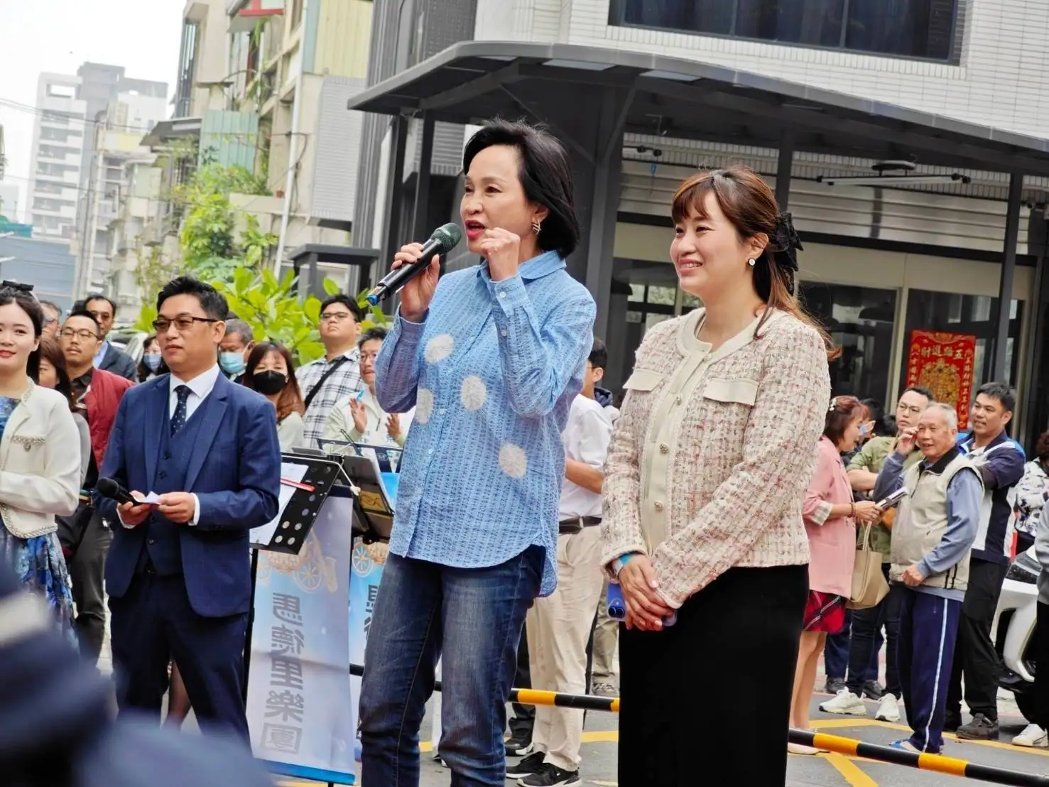 國民黨高雄市議員許采蓁，27日舉辦服務處喬遷暨與立委柯志恩聯合服務處揭牌茶會。柯志恩表示，聯合服務處成立，也代表地方跟中央一起為高雄市民打拚。（記者吳文欽攝）