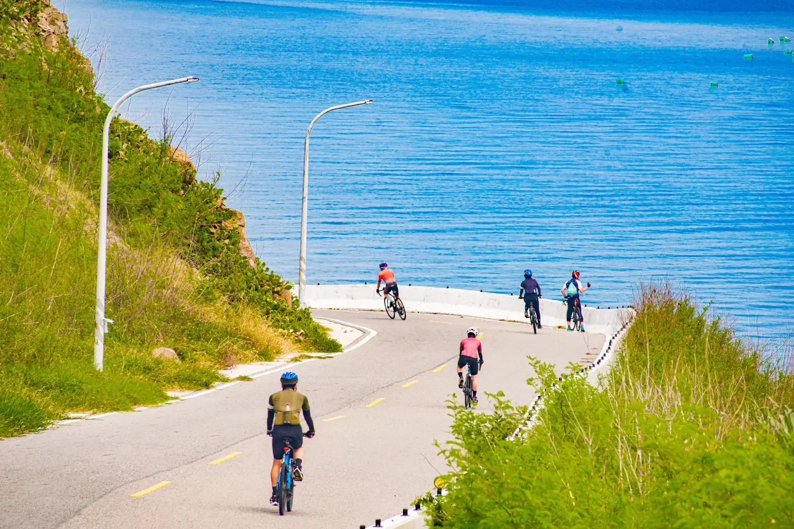 2025澎湖跳島自行車嘉年華活動開跑，即日起受理免費領騎申請，3月15、16日開辦領騎人員培訓課程，讓領騎達人帶你騎遊澎湖海天美景。（澎管處提供）