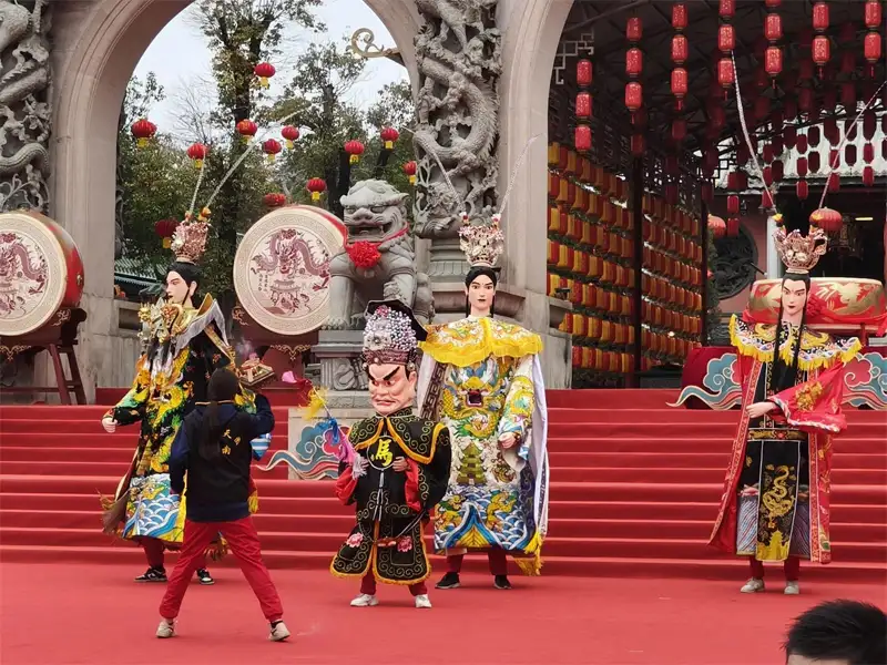 灣游神「世子天團」精彩表演贏得觀眾的熱烈掌聲。(記者楊婉攝)