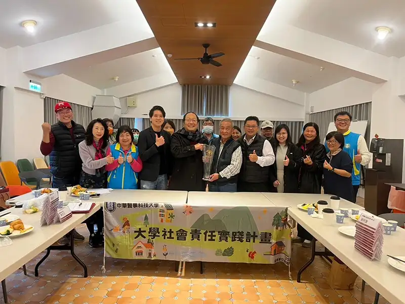 中華醫大校長孫逸民（前排左五）把2024國際宜居社區銅牌獎的榮耀交給白河草店社區發展協會總幹事吳長庚(前排右五）。(圖/中華醫大 提供)