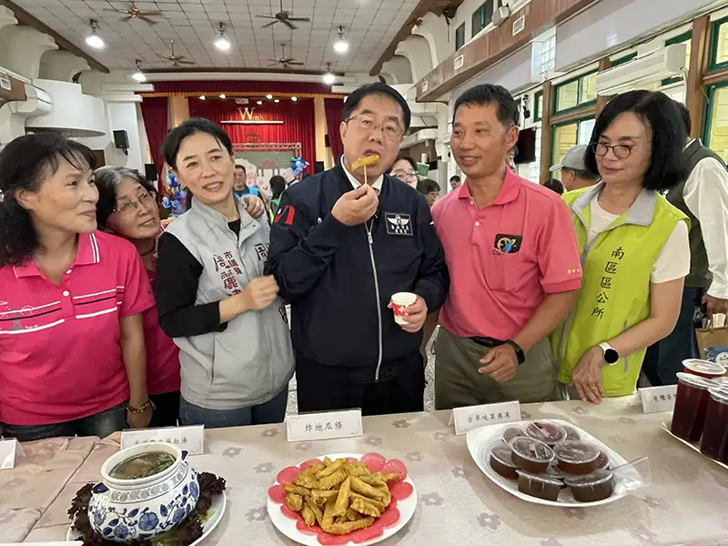 台南市長黃偉哲品嚐南區道地美食(圖/記者林怡孜攝)