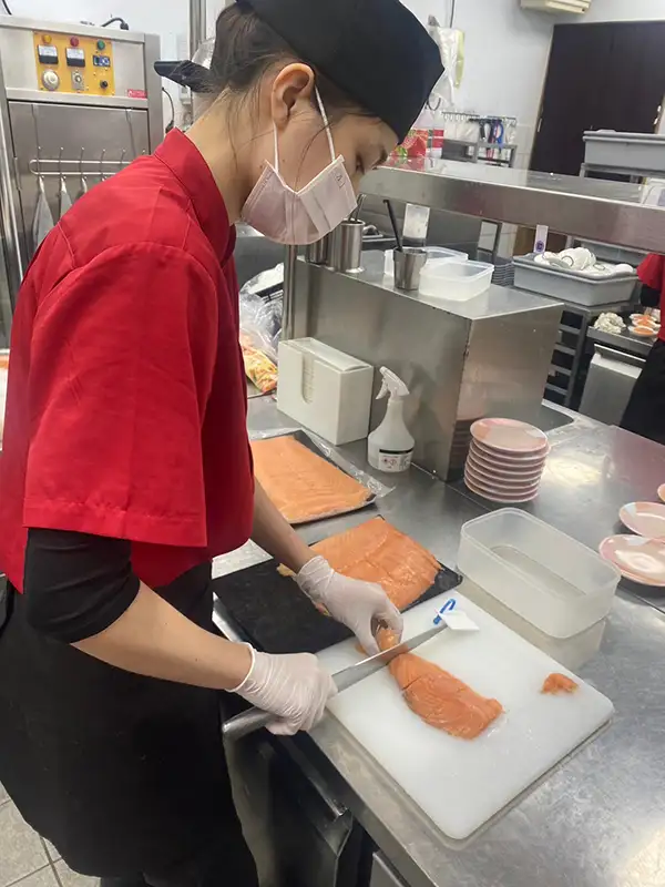 鄭金鳳從小對餐飲有興趣，加入「青年就業領航計畫」讓她提早確立未來職涯方向。(圖/ 勞動部雲嘉南分署)