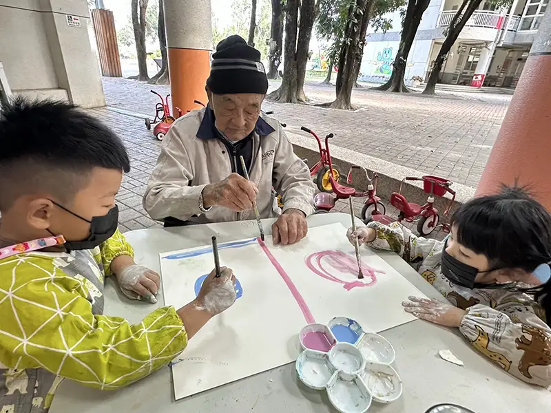 世代共學的美好交會，老幼在地食農共學暨爺奶藝術聯展於屏基登場。（記者洪淑玉翻攝）