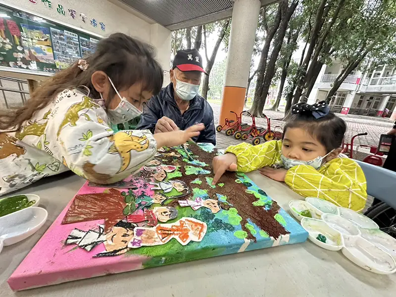 世代共學的美好交會，老幼在地食農共學暨爺奶藝術聯展於屏基登場。（記者洪淑玉翻攝）