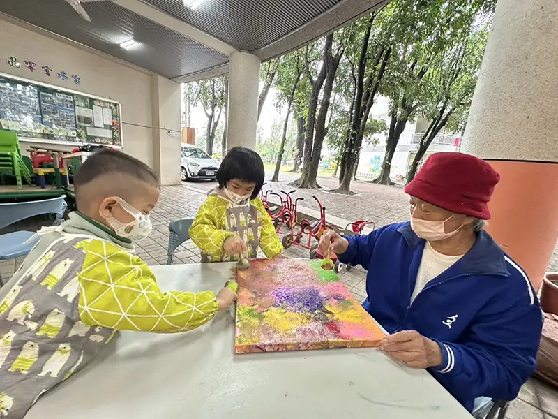 世代共學的美好交會，老幼在地食農共學暨爺奶藝術聯展於屏基登場。（記者洪淑玉翻攝）