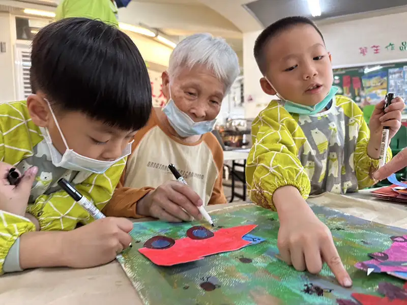 世代共學的美好交會，老幼在地食農共學暨爺奶藝術聯展於屏基登場。（記者洪淑玉翻攝）