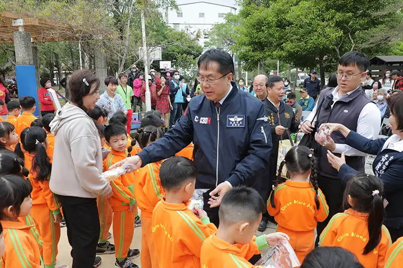 市長黃偉哲現場發送禮物給孩童們。(圖/台南市政府 提供)