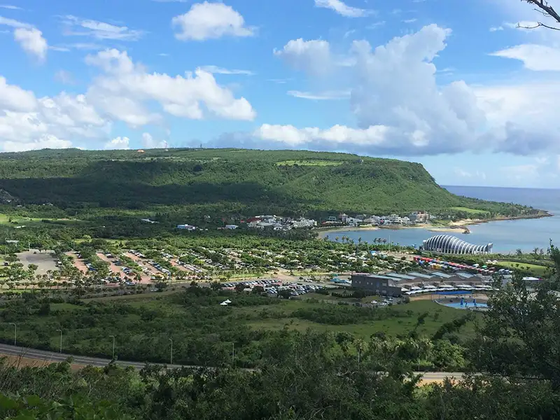 從龜山遠眺海生館，景致怡人。（墾管處提供）