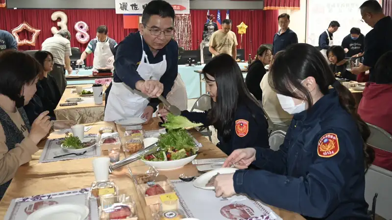 第五分局分局長洪宏榮親自下廚為每位女性同仁燒烤美食，以實際行動表達敬意與謝意。(圖/第五分局提供)