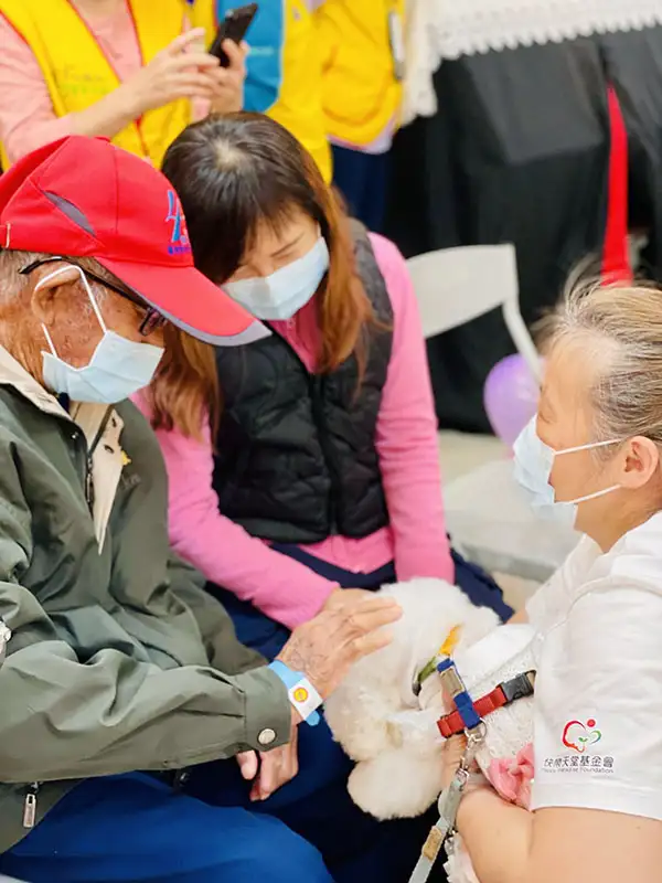 臺大醫院雲林分院安寧病房11日迎來了一對特別的小訪客、兩隻經過專業訓練的「狗醫生」林小福與奶昔。（台大雲林分院提供）