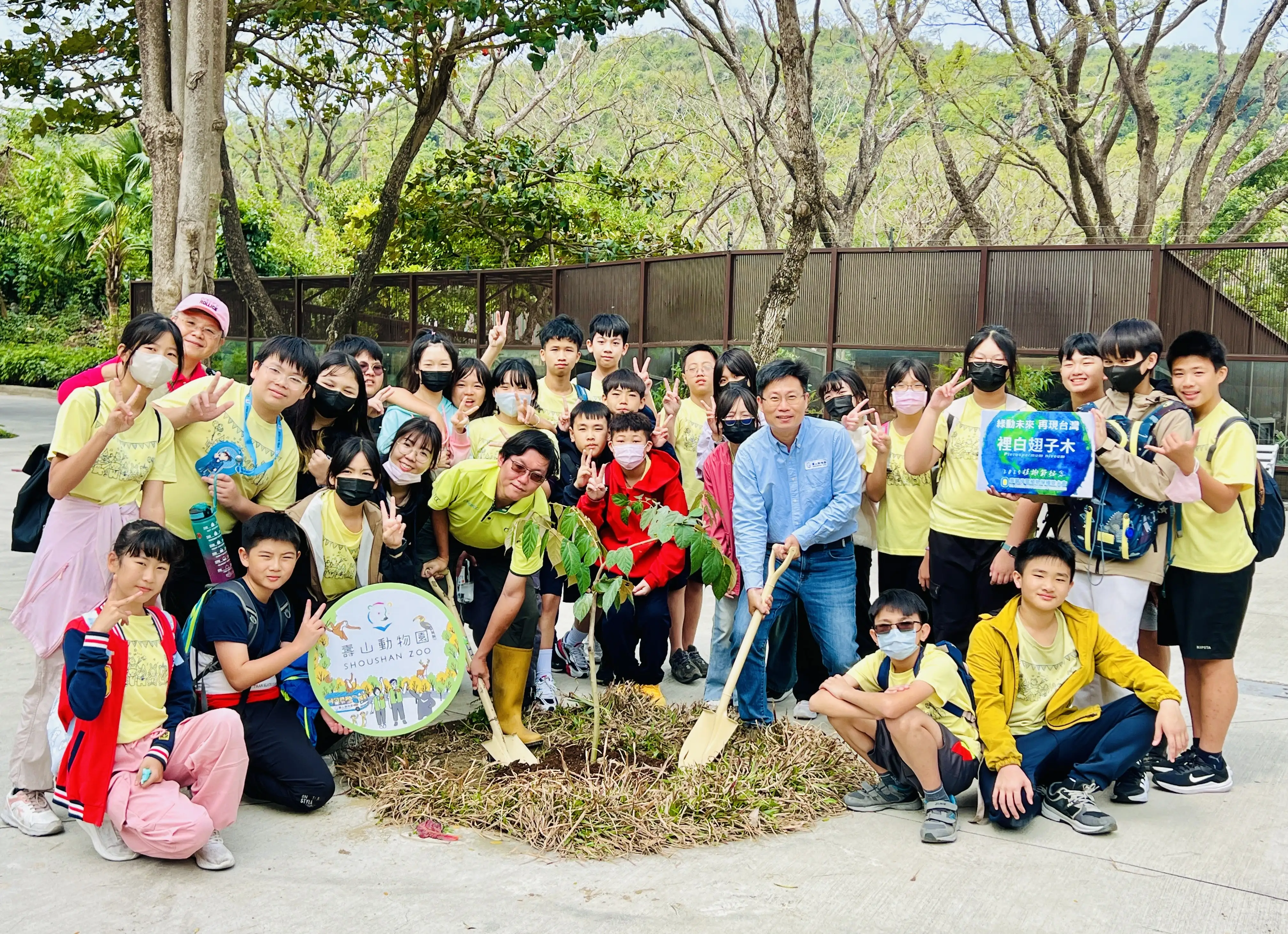 壽山動物園日前辦理「種出動物園 森植我心」植樹節活動，吸引眾多親子熱情參與。（記者吳文欽攝）