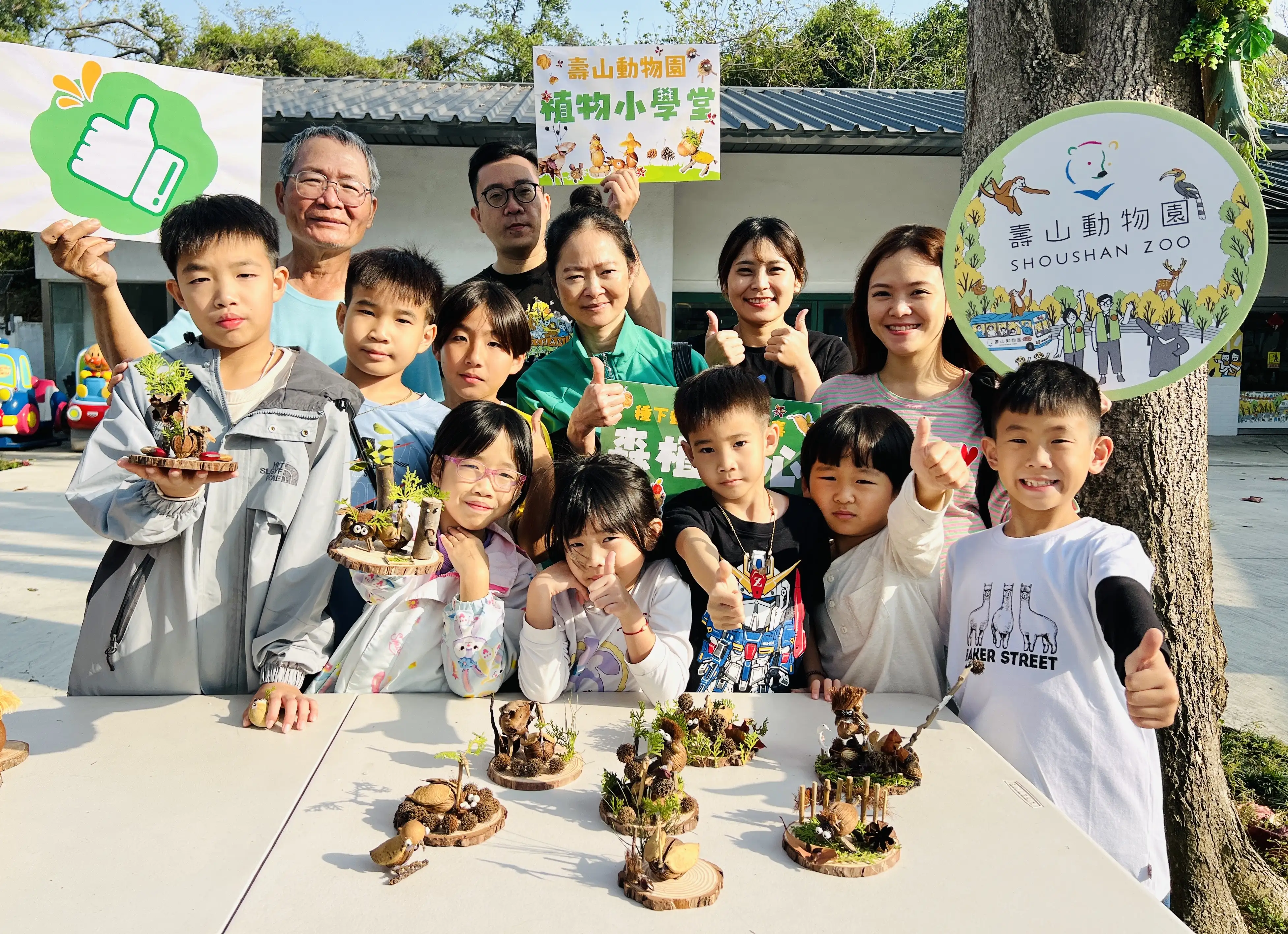 壽山動物園日前辦理「種出動物園 森植我心」植樹節活動，吸引眾多親子熱情參與。（記者吳文欽攝）