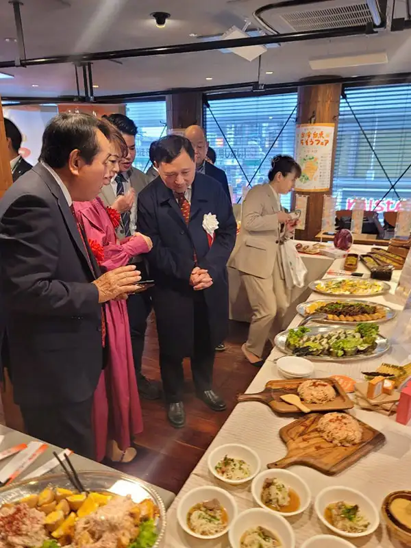 台東縣政府攜手日本南九州地區18家特色餐廳辦理「台東祭」活動， 12日下午於宮崎縣舉辦啟動儀式。（台東縣政府提供）