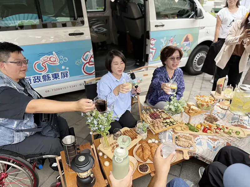 屏東縣府首創無障礙露營車「挑戰者號」，讓身障者也能輕鬆體驗露營樂。（記者洪淑玉翻攝）