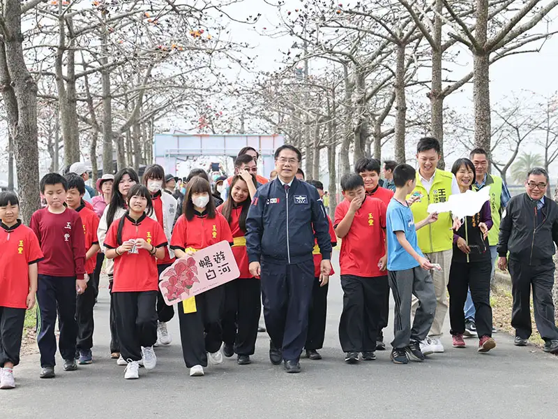 市長黃偉哲、市議員王宣貿一同出席見證這場美麗的木棉花季盛會。(圖/台南市政府)