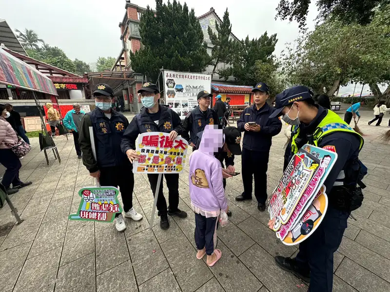 嘉義縣警察局中埔分局於番路鄉半天岩紫雲寺舉辦識詐宣導活動時，發現女童獨自徘徊疑似與家人走失，員警立即上前關心。(圖/中埔分局提供)