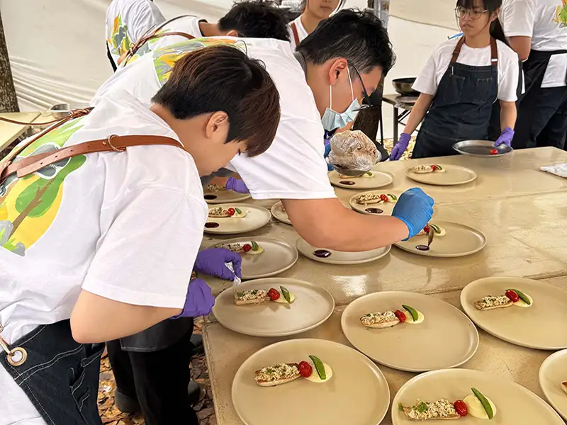 崑山科大餐飲系師生進行餐點製作。(崑山科大提供)