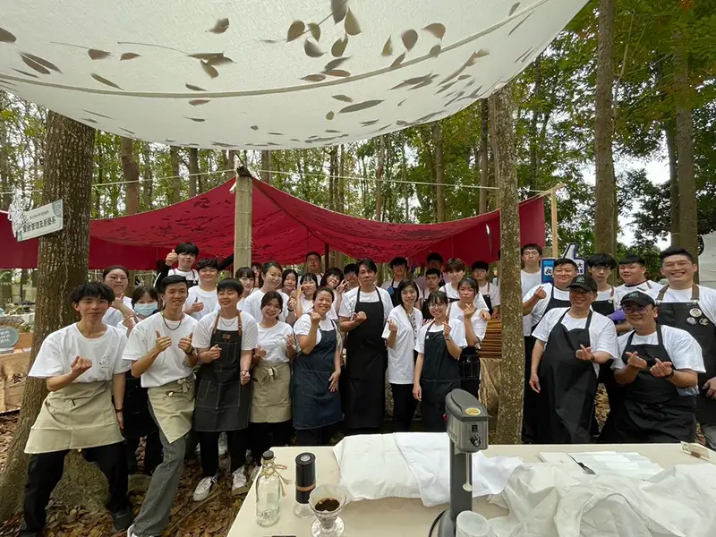 崑山科大餐飲系師生參與灰熊綠展集合影。(崑山科大提供)