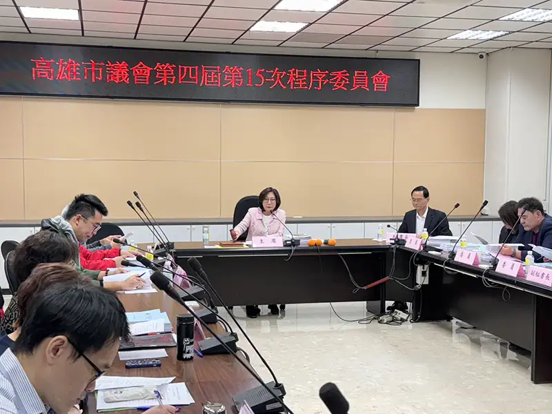 高雄市議會17日舉行程序委員會議，由議長康裕成主持，同意上程市府提案計四十案。（記者吳文欽攝）