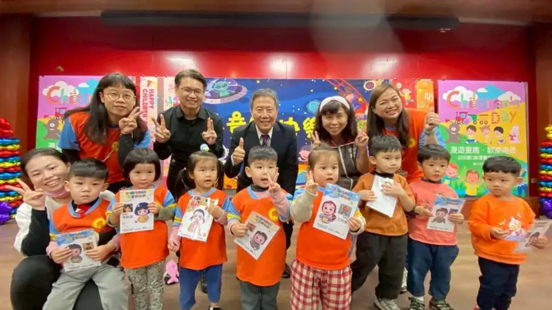 漫遊童趣‧歡樂南應幼兒園Q版漫畫活動校長與小朋友合影。(圖/台南應用科技大學 提供)