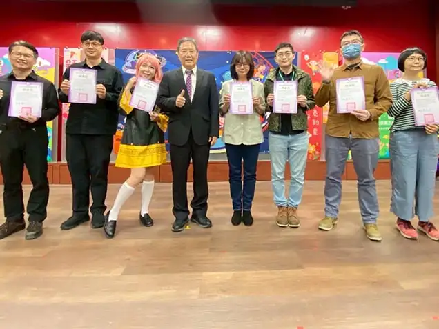 漫遊童趣‧歡樂南應幼兒園Q版漫畫漫畫系協助繪畫老師。(圖/台南應用科技大學 提供)