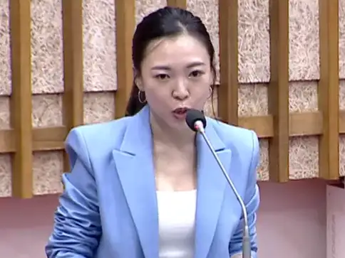 市議員白喬茵表示,論認真、論格局、論人和,賴清德真的慘輸陳其邁好幾條街,她真心建議下次選舉,民進黨盡早換共主。(記者吳文欽攝)