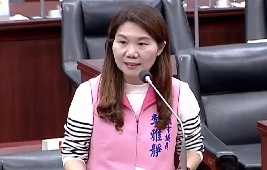市議員李雅靜痛斥民進黨立委許智傑「表面高喊抗中,背後卻縱容親中勢力滲透,根本是雙面手法欺騙選民!」(記者吳文欽攝)