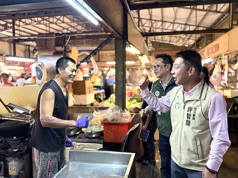 立委許智傑趁清明四天連假展開馬拉松掃街行程,在市場內與市民握手搏感情,展現出招牌的高親民感。(記者吳文欽攝)
