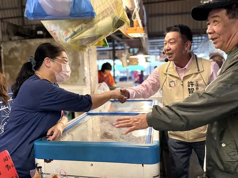 立委許智傑趁清明四天連假展開馬拉松掃街行程,在市場內與市民握手搏感情,展現出招牌的高親民感。(記者吳文欽攝)