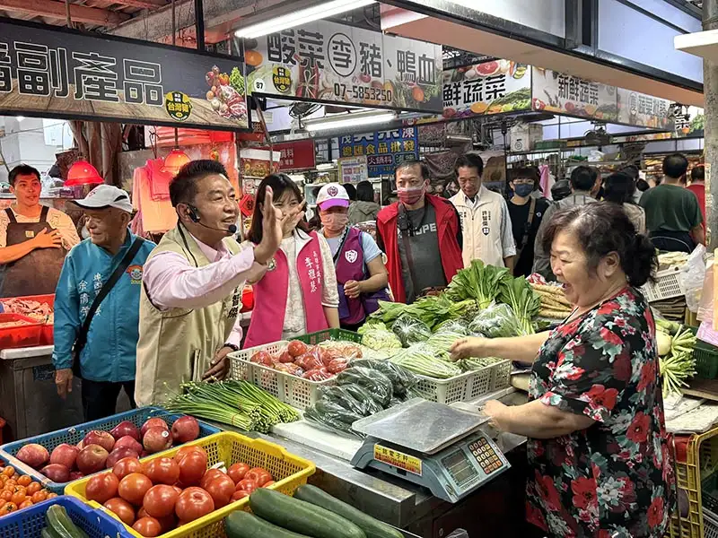 立委許智傑趁清明四天連假展開馬拉松掃街行程,在市場內與市民握手搏感情,展現出招牌的高親民感。(記者吳文欽攝)