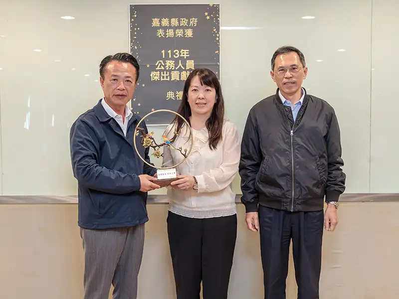 嘉義縣衛生局科長林淑華(左二)榮獲公務人員傑出貢獻獎,縣長翁章梁(左一)親自頒獎表揚,肯定她在基層醫療、公共衛生與疫情應變等領域的傑出表現。(圖/嘉義縣衛生局提供)