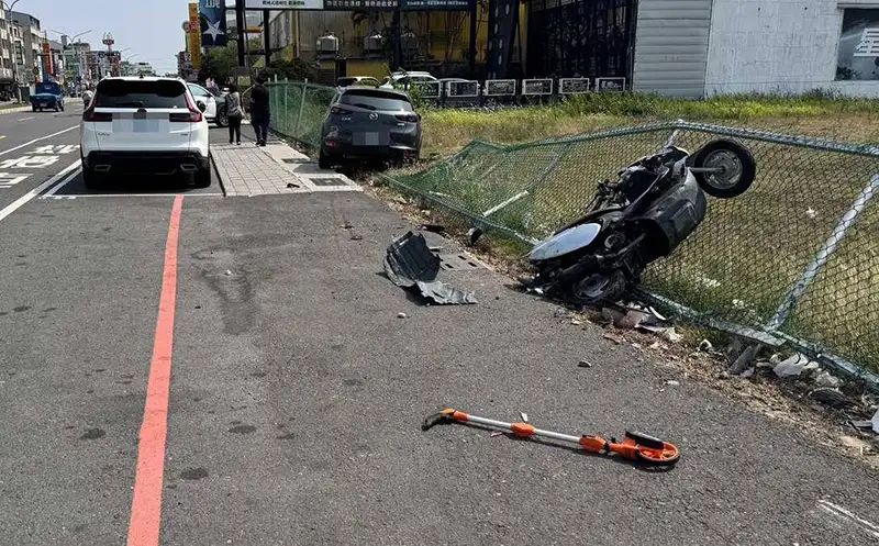 自小客車駕駛身體不適造成失控,先擦撞一部機車,隨後衝上人行道並撞擊路邊圍欄,造成兩人受傷送醫。(圖/第三分局提供)