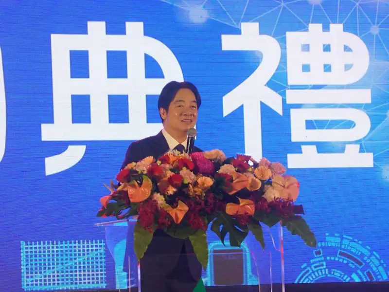 總統賴清德出席崑山科大電動車晶片模組暨充電樁研發製造人才培育基地啟用典禮，致詞肯定該校於智慧交通與產學研合作的成果。(圖/崑山科大提供)