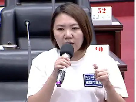 市議員邱于軒批評陳慧文議員看不懂預算又不認真審預算,臉書只敢去脈絡化的擷取她一句話,不敢完整的公佈審查過程。(記者吳文欽攝)