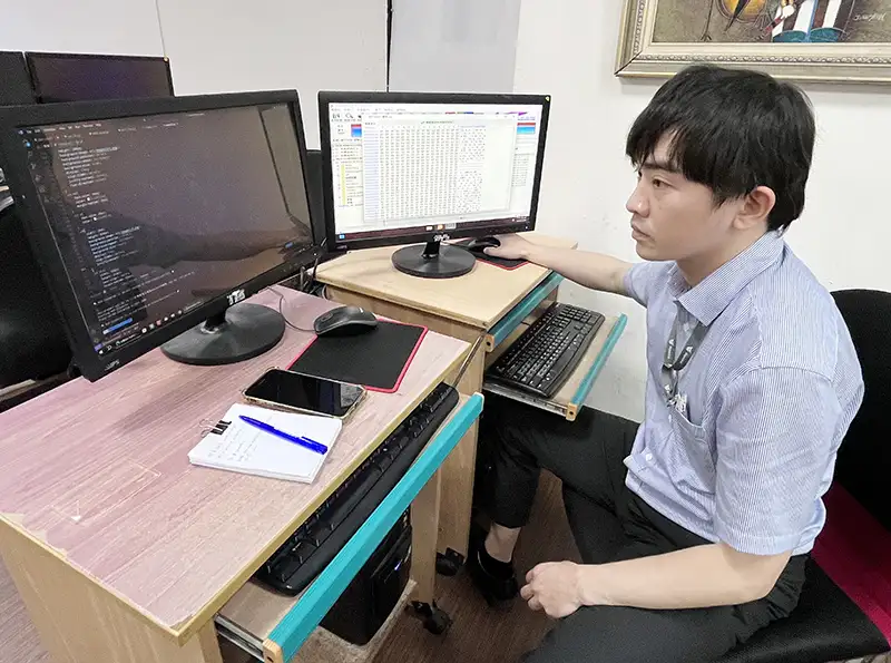 張智爵經由短短3個月職訓,順利由小吃店老闆變身資訊工程師。(圖/雲嘉南分署 提供)