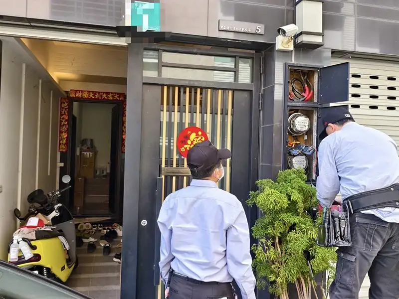 警方持搜索票前往仁德區一處透天厝執行搜索。(圖/南警五分局 提供)