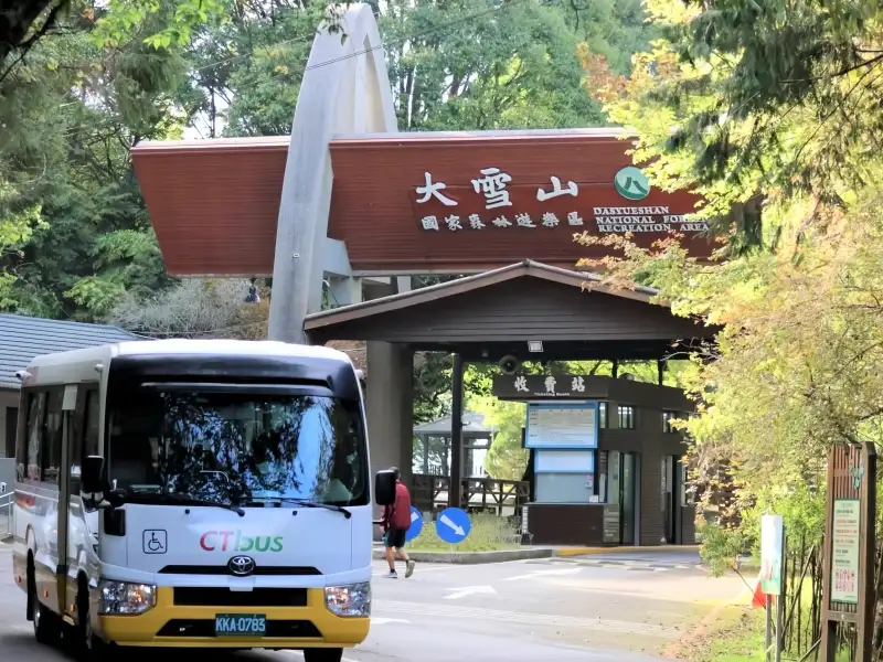 漫步雲霧森林搭公車就行！春夏限定「台中Go大雪山螢火蟲季」4/20開跑
