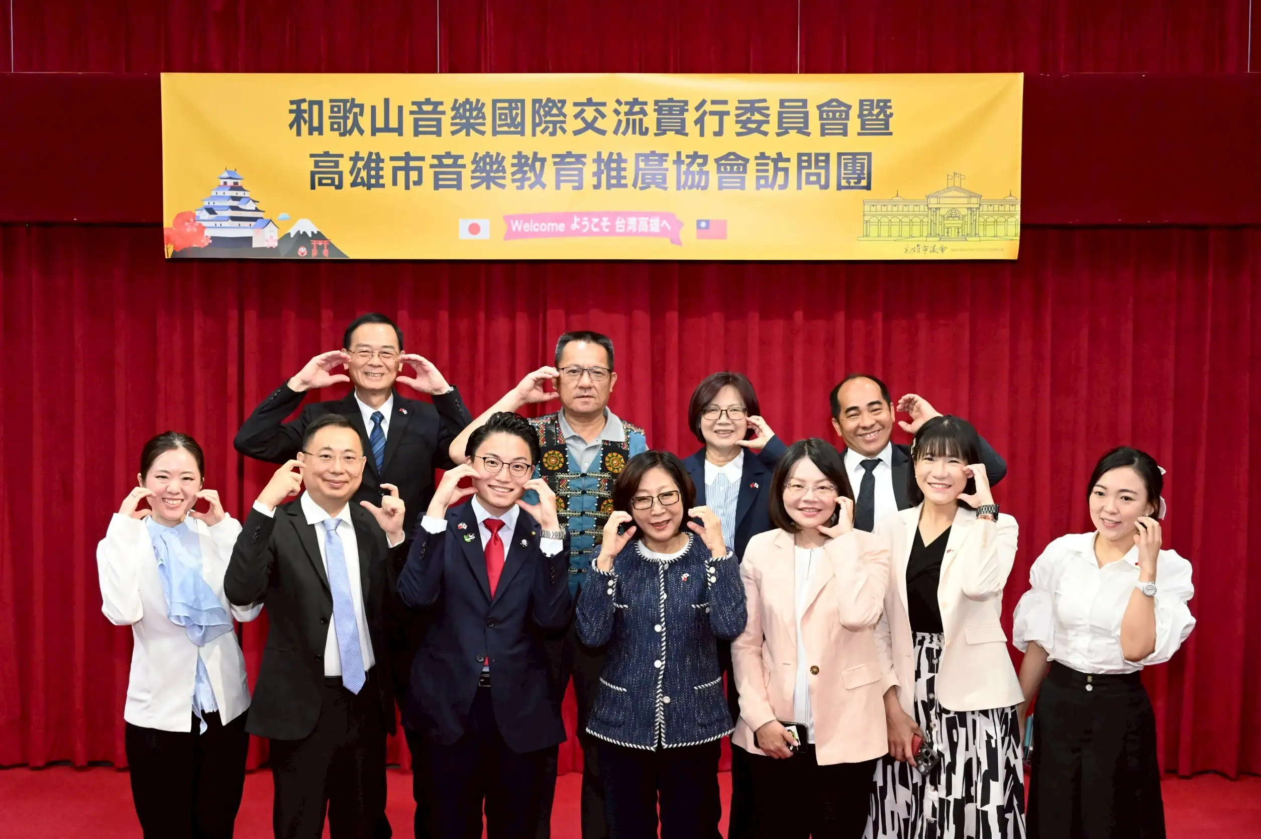 議長康裕成17日率議員熱情迎接來自和歌山市議會及音樂國際交流實行委員會貴賓。(記者吳文欽攝)