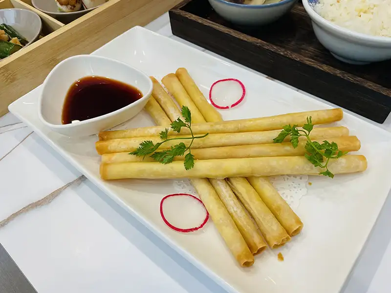店內招牌菜「薄脆蝦笛酥」，創意來自於知名零嘴脆笛酥。將蝦笛酥輕輕掰成兩半，再沾以紅醋，蝦肉結實爽脆、口感清爽 (圖/記者林怡孜攝)